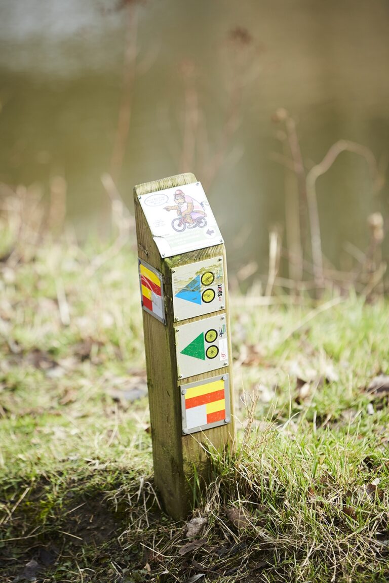 Paaltje met de rood-gele markering van de Streek-GR Waas- en Reynaertland