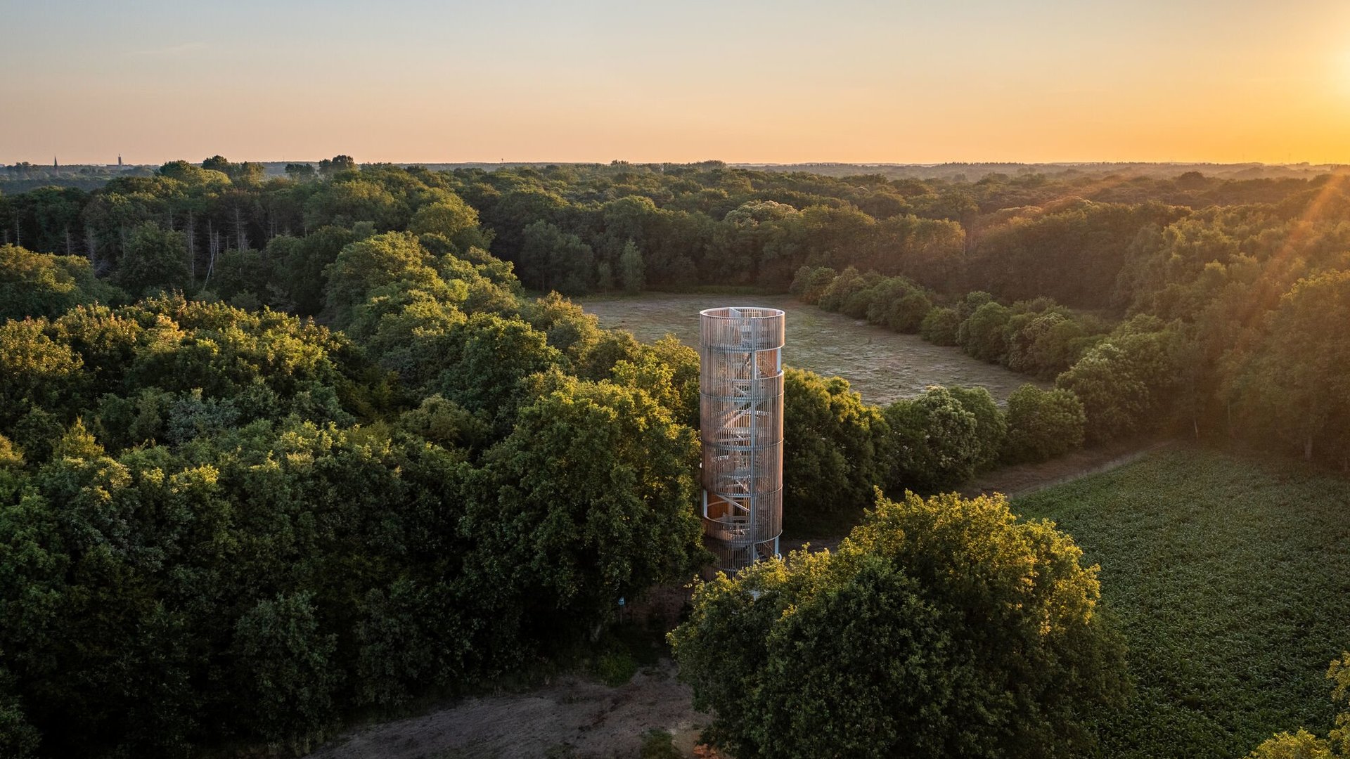 Uitkijktoren Niemandsland boven het Stropersbos bij zonsondergang
