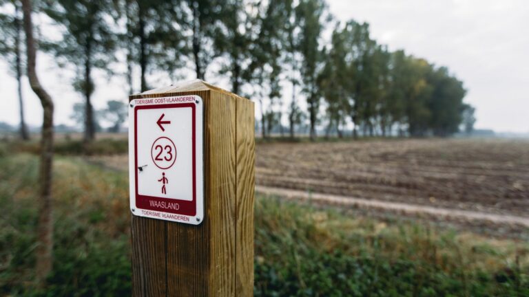 Paaltje met wandelknooppunt 23 van het wandelnetwerk Waasland